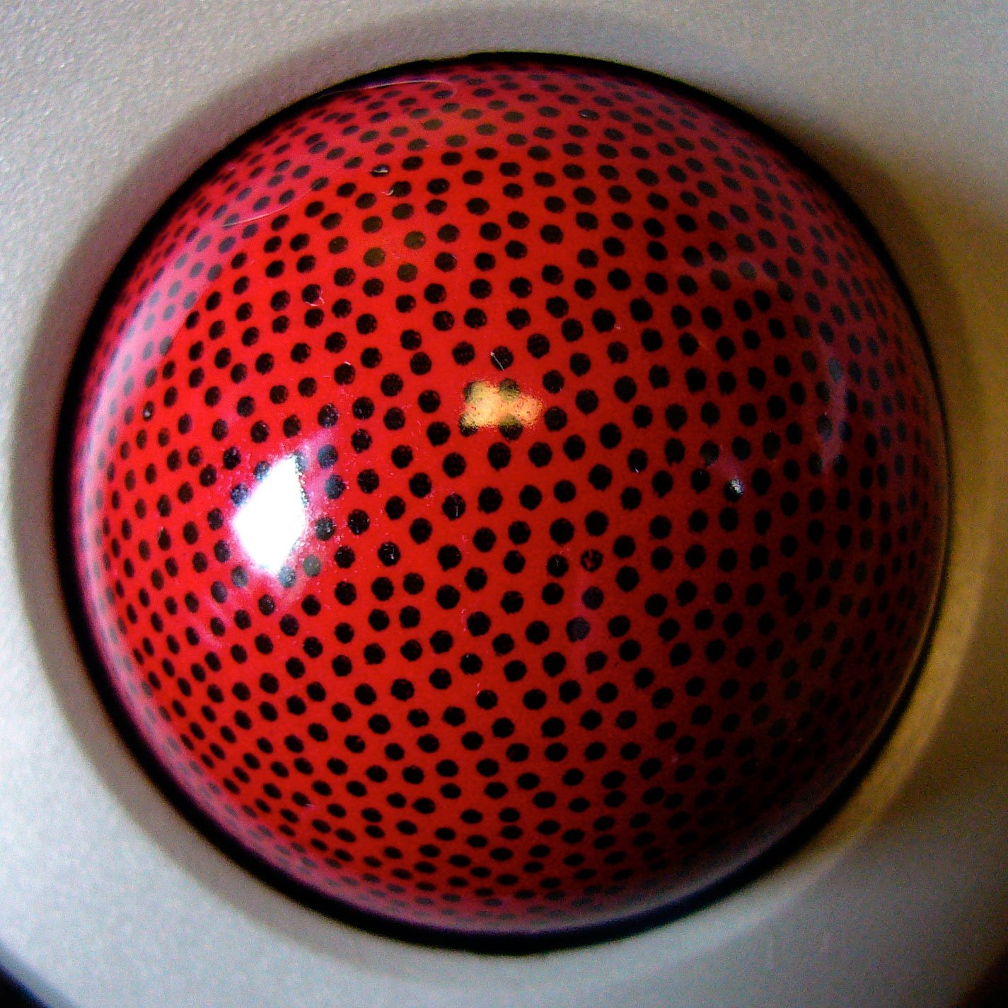 Un trackball moderno: una bola grande sobre un soporte con botones