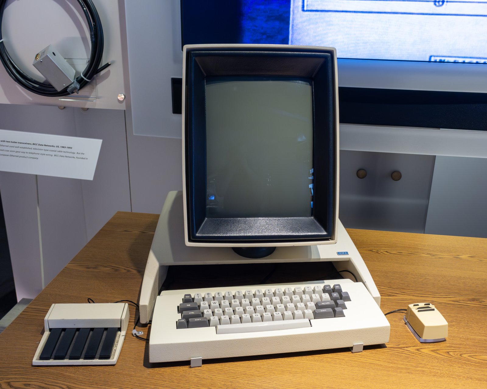 Un Xerox Alto de 1973 con su pantalla vertical, teclado y ratón