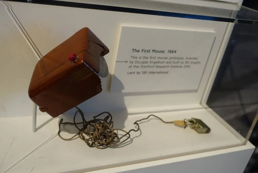 El primer ratón, de 1964: una caja de madera con un botón y un cable