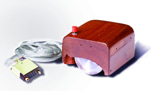 El primer prototipo de ratón del SRI: una caja de madera con dos ruedas y un botón