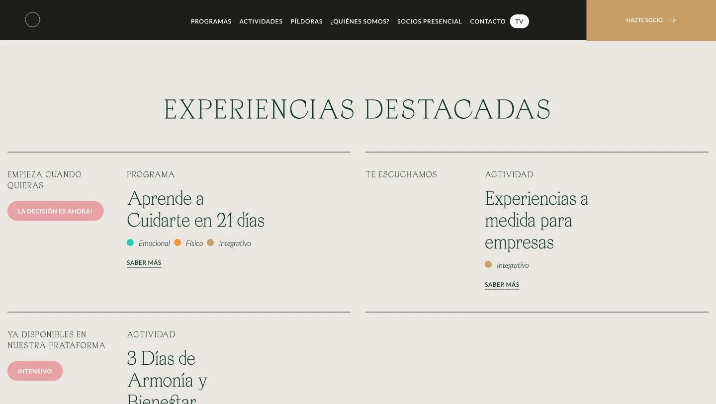 Rejilla de experiencias con etiquetas de campaña